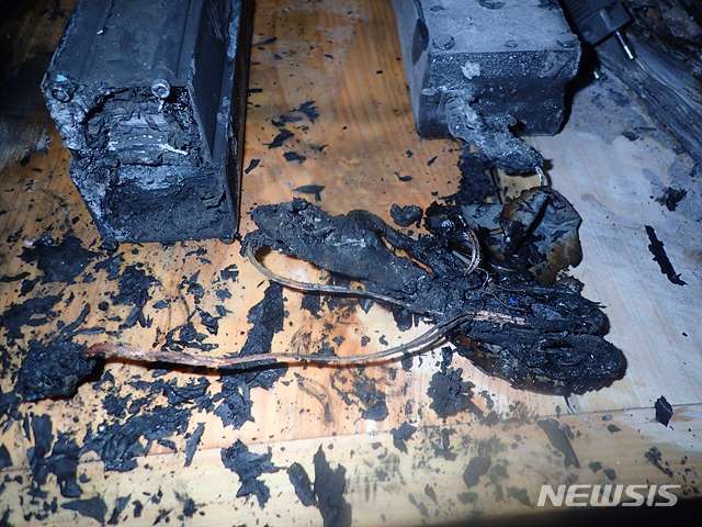 【대구=뉴시스】김정화 기자 = 23일 대구 동부소방서 등에 따르면 지난 22일 오후 11시8분께 대구시 동구 신평동의 한 빌라 A(73)씨의 집 거실에서 충전 중이던 전기자전거 배터리에서 불이 나 4분여 만에 자체 진화됐다. 2019.10.23. (사진 = 대구 동부소방서 제공) photo@newsis.com