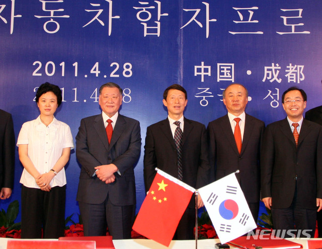 【서울=뉴시스】 현대자동차는 2011년 4월28일 오후 중국 쓰촨성 청뚜시 진장 호텔에서 쓰촨성 최대 상용차 업체인 쓰촨난쥔기차유한공사(난쥔기차)와 '쓰촨현대기차유한공사'(쓰촨현대)와 합자계약을 체결했다. 왼쪽부터 리쟈(李佳) 쯔양시 서기, 정몽구 회장, 리총시(李崇喜) 쓰촨성 상무부서기, 류우익 주중 대사, 황시아오샹(黄小祥) 쓰촨성 부성장.(자료사진). photo@newsis.com