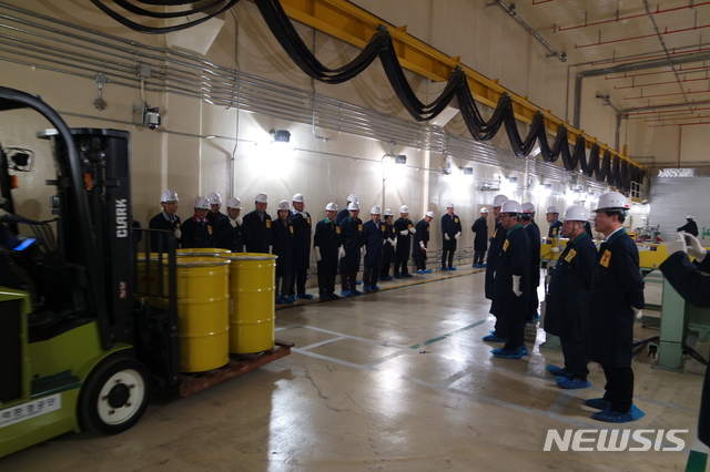 【경주=뉴시스】 이은희 기자= 23일 경주 방폐장에서 원자력연구원 방폐물의 시료 채취를 위해 드럼을 이동하고 있다. 2019.10.23. (사진= 공단 제공)photo@newsis.com