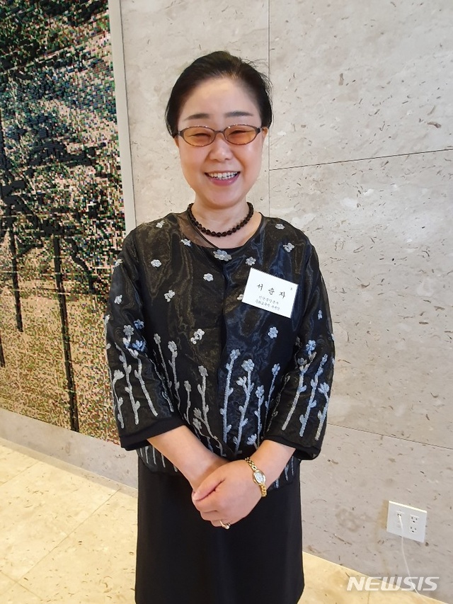 【도쿄=뉴시스】 서순자 재일본대한민국민단(민단) 문교부 부국장이 23일 이낙연 국무총리 방일 계기에 마련된 재일동포 초청 간담회 참석에 앞서 취재진과 만나고 있다. 2019.10.23. (사진=총리실 공동취재단) photo@newsis.com