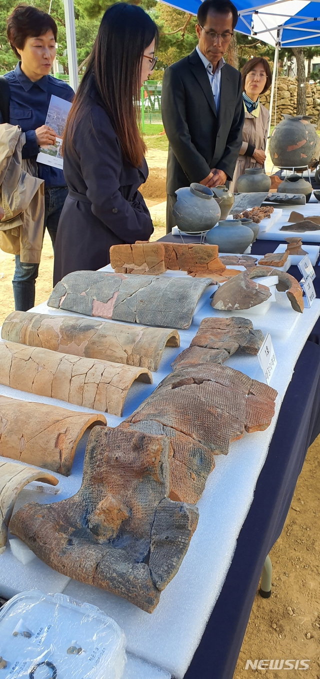 【서울=뉴시스】 박대로 기자 = 23일 오후 서울 송파구 석촌동 고분군 발굴현장에 발굴 유물이 전시돼있다. 2019.10.23. daero@newsis.com