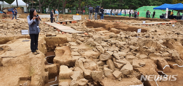 【서울=뉴시스】 박대로 기자 = 23일 오후 서울 송파구 석촌동 고분군 발굴현장에서 윤정현 학예사가 신규 발굴사항을 설명하고 있다. 2019.10.23. daero@newsis.com