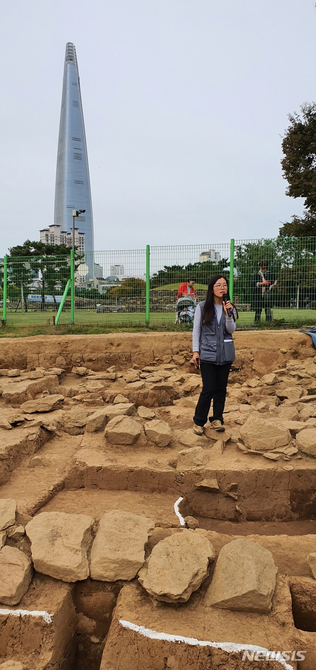 【서울=뉴시스】 박대로 기자 = 23일 오후 서울 송파구 석촌동 고분군 발굴현장에서 윤정현 학예사가 신규 발굴사항을 설명하고 있다. 2019.10.23. daero@newsis.com