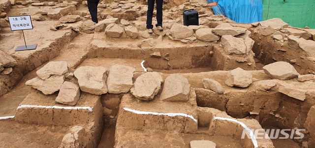 【서울=뉴시스】 박대로 기자 = 23일 오후 서울 송파구 석촌동 고분군 발굴현장에서 윤정현 학예사가 신규 발굴사항을 설명하고 있다. 2019.10.23. daero@newsis.com