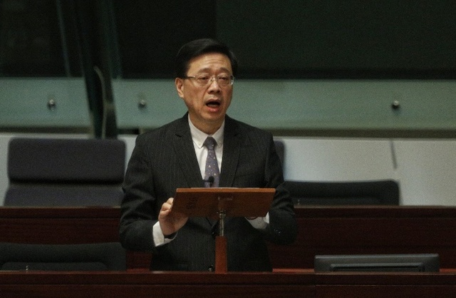 【서울=뉴시스】홍콩 정부가 4개월 넘게 이어져온 시위를 촉발한 '범죄인 인도 법안(송환법)‘ 개정안을 23일 공식 철회했다. 23일 존 리(李家超) 보안국장은 입법회에 출석해 송환법 개정을 공식 철회한다고 발표하고 있다. <사진출처: 홍콩01> 2019.10.23 