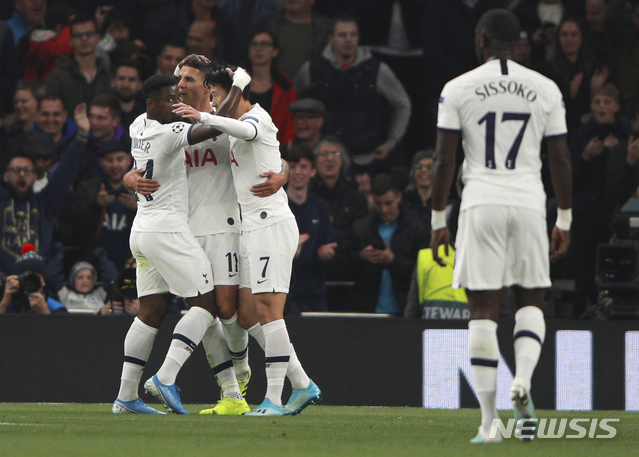 【런던=AP/뉴시스】손흥민(왼쪽에서 세 번째)이 23일 오전 4시(한국시간) 영국 런던의 토트넘 홋스퍼 스타디움에서 열리고 있는 크르베나 즈베즈다(세르비아)와의 2019~2020 유럽축구연맹(UEFA) 챔피언스리그 B조 조별리그 3차전에서 멀티골을 터뜨리며 차범근 전 감독의 한국인 유럽 무대 최다골(121골) 기록과 타이를 이뤘다. 