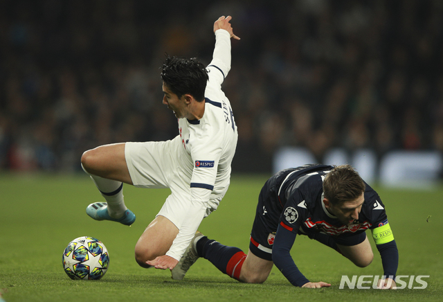 【런던=AP/뉴시스】토트넘 손흥민(왼쪽)이 22일(현지시간) 영국 런던의 토트넘 홋스퍼 스타디움에서 열린 2019~20 유럽축구연맹(UEFA) 챔피언스리그 본선(32강) B조 조별리그 3차전 츠르베나 즈베즈다(세르비아)와 경기하고 있다. 손흥민은 전반 16분과 44분에 골을 넣으며 팀의 5-0 대승에 이바지했으며 차범근(66)이 보유하고 있던 유럽 프로축구 무대 한국인 최다 골(121골) 기록과 동률을 이루게 됐다. 2019.10.23. 