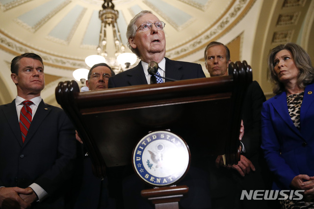 【워싱턴=AP/뉴시스】미치 매코널 미 공화당 상원 원내대표(가운데)가 22일(현지시간) 의회에서 기자들을 향해 발언하고 있다. 2019.10.23.