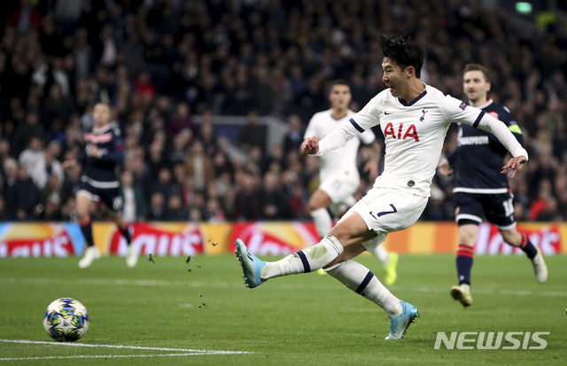 【런던=AP/뉴시스】손흥민이 23일 오전 4시(한국시간) 영국 런던의 토트넘 홋스퍼 스타디움에서 열리고 있는 크르베나 즈베즈다(세르비아)와의 2019~2020 유럽축구연맹(UEFA) 챔피언스리그 B조 조별리그 3차전에서 멀티골을 터뜨리며 차범근 전 감독의 한국인 유럽 무대 최다골(121골) 기록과 타이를 이뤘다. 손흥민이 왼발 슛을 시도하고 있다.