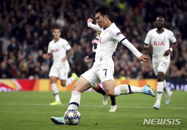 【런던=AP/뉴시스】토트넘 손흥민이 22일(현지시간) 영국 런던의 토트넘 홋스퍼 스타디움에서 열린 2019~20 유럽축구연맹(UEFA) 챔피언스리그 본선(32강) B조 조별리그 3차전 츠르베나 즈베즈다(세르비아)와의 경기에서 팀의 세 번째 골을 넣고 있다.손흥민은 전반 16분과 44분에 골을 넣으며 팀의 5-0 대승에 이바지했으며 차범근(66)이 보유하고 있던 유럽 프로축구 무대 한국인 최다 골(121골) 기록과 동률을 이뤘다. 2019.10.23.