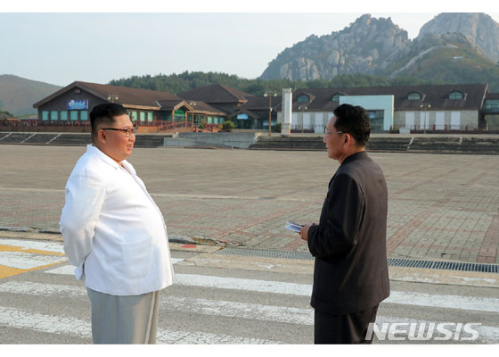 【서울=뉴시스】북한 김정은 국무위원장이 금강산관광지구를 시찰했다고 지난 23일 노동신문이 보도했다.  (사진=노동신문 캡처)photo@newsis.com