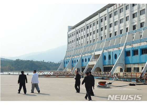 【서울=뉴시스】북한 김정은 국무위원장이 금강산관광지구를 시찰했다고 23일 노동신문이 보도했다. 이날 보도에 따르면 김 위원장은 "고성항과 해금강호텔, 문화회관, 금강산호텔, 금강산옥류관, 금강펜션타운, 구룡마을, 온천빌리지, 가족호텔, 제２온정각, 고성항회집, 고성항골프장, 고성항출입사무소 등 남조선측에서 건설한 대상들과 삼일포와 해금강, 구룡연일대를 돌아보며 자연경관을 훼손하는 시설물에 대해 엄하게 지적했다"고 보도했다. 2019.10.18. (사진=노동신문 캡처)photo@newsis.com