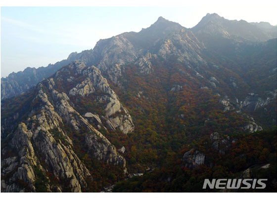 【서울=뉴시스】북한 김정은 국무위원장이 금강산관광지구를 시찰했다고 23일 노동신문이 보도했다. 2019.10.18. (사진=노동신문 캡처)photo@newsis.com