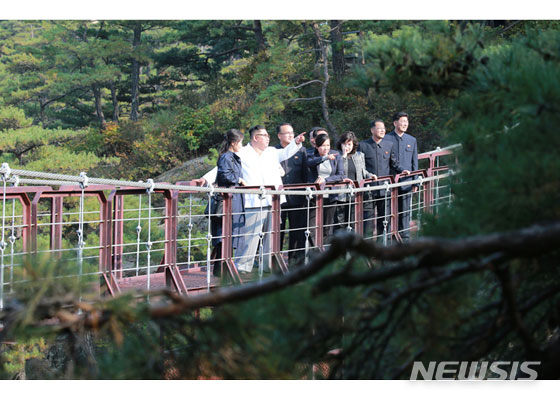 【서울=뉴시스】북한 김정은 국무위원장이 금강산관광지구를 시찰했다고 23일 노동신문이 보도했다. 이날 보도에 따르면 김 위원장은 "고성항과 해금강호텔, 문화회관, 금강산호텔, 금강산옥류관, 금강펜션타운, 구룡마을, 온천빌리지, 가족호텔, 제２온정각, 고성항회집, 고성항골프장, 고성항출입사무소 등 남조선측에서 건설한 대상들과 삼일포와 해금강, 구룡연일대를 돌아보며 자연경관을 훼손하는 시설물에 대해 엄하게 지적했다"고 보도했다. 2019.10.18. (사진=노동신문 캡처)photo@newsis.com