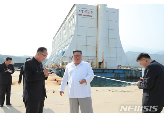 【서울=뉴시스】북한 김정은 국무위원장이 금강산관광지구를 시찰했다고 23일 노동신문이 보도했다. 이날 보도에 따르면 김 위원장은 "고성항과 해금강호텔, 문화회관, 금강산호텔, 금강산옥류관, 금강펜션타운, 구룡마을, 온천빌리지, 가족호텔, 제2온정각, 고성항회집, 고성항골프장, 고성항출입사무소 등 남조선측에서 건설한 대상들과 삼일포와 해금강, 구룡연일대를 돌아보며 자연경관을 훼손하는 시설물에 대해 엄하게 지적했다"고 보도했다. 2019.10.18. (사진=노동신문 캡처) photo@newsis.com