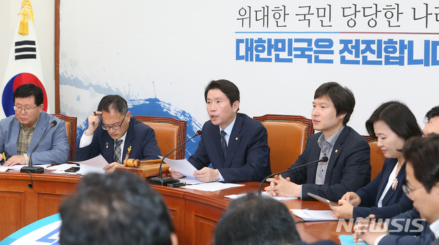 【서울=뉴시스】이종철 기자 = 이인영 더불어민주당 원내대표가 23일 오전 서울 여의도 국회에서 열린 최고위원회의에서 모두발언을 하고 있다. 2019.10.23.jc4321@newsis.com