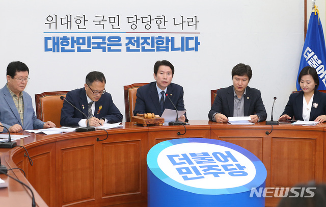 【서울=뉴시스】이종철 기자&nbsp; = 이인영 더불어민주당 원내대표가 23일 오전 서울 여의도 국회에서 열린 최고위원회의에서 모두발언을 하고 있다. 2019.10.23.jc4321@newsis.com