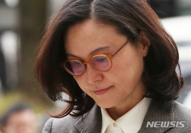 【서울=뉴시스】김선웅 기자 = 조국 전 법무부 장관의 부인 정경심 동양대학교 교수가 23일 오전 서울 서초동 서울중앙지법에 자본시장법 위반(허위신고 및 미공개정보이용) 등 혐의 대한 영장실질심사를 받기 위해 출석하고 있다. 2019.10.23.&nbsp; mangusta@newsis.com 