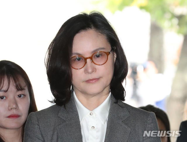 【서울=뉴시스】 전진환 기자 = 조국 전 법무부장관의 부인 정경심 동양대학교 교수가 23일 오전 서울 서초동 서울중앙지법에 자본시장법 위반(허위신고 및 미공개정보이용) 등 혐의 대한 영장실질심사를 받기 위해 출석하고 있다. 2019.10.23.&nbsp; amin2@newsis.com