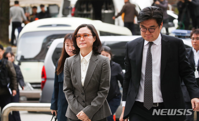 【서울=뉴시스】김선웅 기자 = 조국 전 법무부 장관의 부인 정경심 동양대학교 교수가 23일 오전 서울 서초동 서울중앙지법에 자본시장법 위반(허위신고 및 미공개정보이용) 등 혐의 대한 영장실질심사를 받기 위해 출석하고 있다. 2019.10.23. mangusta@newsis.com