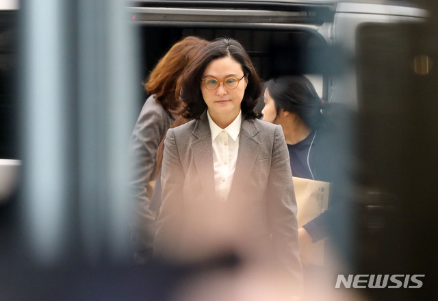 【서울=뉴시스】고범준 기자 = 조국 전 법무부 장관의 부인 정경심 동양대학교 교수가 23일 오전 서울 서초동 서울중앙지법에 자본시장법 위반(허위신고 및 미공개정보이용) 등 혐의 대한 영장실질심사를 받기 위해 출석하고 있다. 2019.10.23.&nbsp; bjko@newsis.com