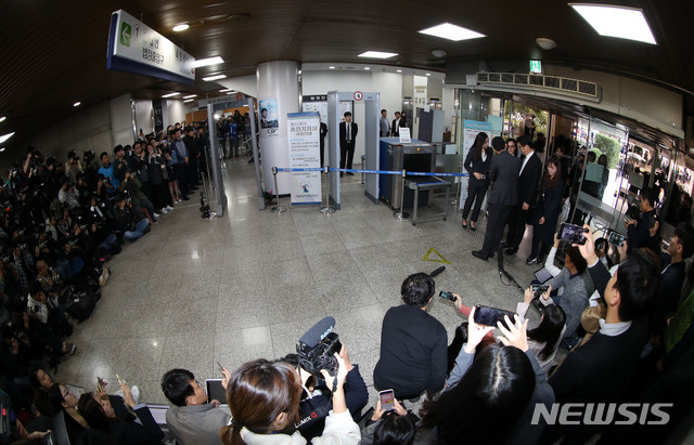 【서울=뉴시스】고범준 기자 = 조국 전 법무부 장관의 부인 정경심 동양대학교 교수가 23일 오전 서울 서초동 서울중앙지법에 자본시장법 위반(허위신고 및 미공개정보이용) 등 혐의 대한 영장실질심사를 받기 위해 출석하고 있다. 2019.10.23.&nbsp; bjko@newsis.com