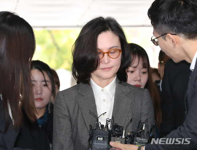 【서울=뉴시스】 전진환 기자 = 조국 전 법무부장관의 부인 정경심 동양대학교 교수가 23일 오전 서울 서초동 서울중앙지법에 자본시장법 위반(허위신고 및 미공개정보이용) 등 혐의 영장실질심사를 받기 위해 출석하고 있다. 2019.10.23.&nbsp; amin2@newsis.com