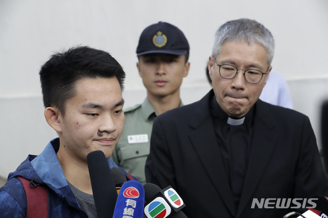 【홍콩=AP/뉴시스】홍콩 시위 사태를 촉발한 살인사건 용의자인 찬퉁카이(陳同佳)가 23일 출소한 이후 취재진 앞에서 발언하고 있다. 그는 이날 자신의 잘못에 대해 피해자 가족과 전체 홍콩인들에게 사과했다. 2019.10.23 