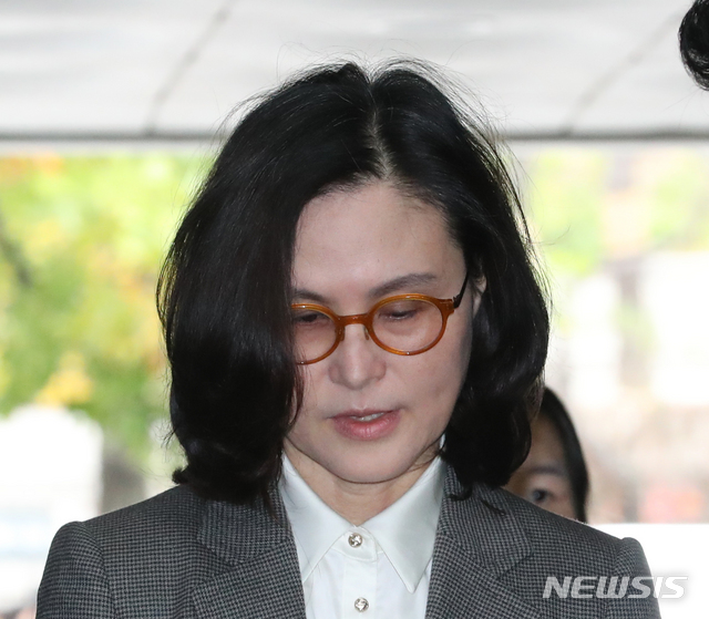 [서울=뉴시스] 전진환 기자 = 조국 전 법무부장관의 부인 정경심 동양대학교 교수가 지난해 10월23일 오전 서울 서초동 서울중앙지법에 자본시장법 위반(허위신고 및 미공개정보이용) 등 혐의 대한 영장실질심사를 받기 위해 출석해 기자들의 질문에 답하고 있다. 2019.10.23. amin2@newsis.com