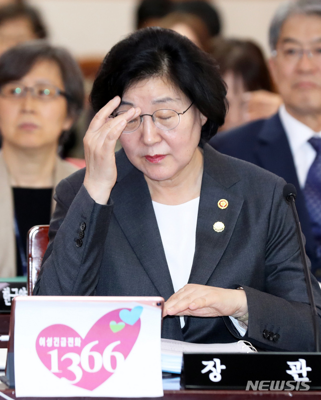 【서울=뉴시스】 이윤청 기자 = 이정옥 여성가족부 장관이 23일 서울 종로구 정부서울청사 대회의실에서 열린 국회 여성가족위원회의 여성가족부, 한국양성평등교육진흥원, 한국청소년활동진흥원, 한국청소년상담복지개발원, 한국건강가정진흥원, 한국여성인권진흥원에 대한 국정감사에 참석해 있다. 이정옥 장관이 의원들의 질의에 권한이 없다는 답변을 반복하자 여야 의원들의 질타가 쏟아졌다. 2019.10.23.&nbsp; radiohead@newsis.com