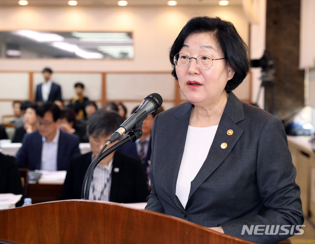 【서울=뉴시스】 이윤청 기자 = 이정옥 여성가족부 장관이 23일 서울 종로구 정부서울청사 대회의실에서 열린 국회 여성가족위원회의 여성가족부, 한국양성평등교육진흥원, 한국청소년활동진흥원, 한국청소년상담복지개발원, 한국건강가정진흥원, 한국여성인권진흥원에 대한 국정감사에서 업무보고를 하고 있다. 2019.10.23. radiohead@newsis.com