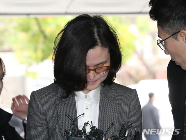 【서울=뉴시스】 전진환 기자 = 조국 전 법무부장관의 부인 정경심 동양대학교 교수가 23일 오전 서울 서초동 서울중앙지법에 자본시장법 위반(허위신고 및 미공개정보이용) 등 혐의 대한 영장실질심사를 받기 위해 출석해 기자들의 질문에 고개를 숙이고 있다. 2019.10.23.&nbsp; amin2@newsis.com