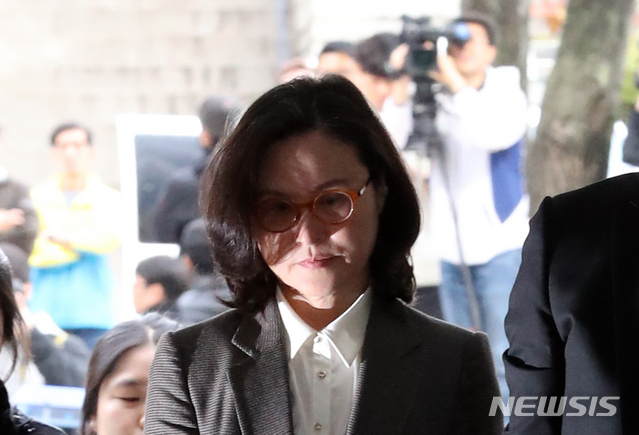 【서울=뉴시스】 전진환 기자 = 조국 전 법무부장관의 부인 정경심 동양대학교 교수가 23일 오전 서울 서초동 서울중앙지법에 자본시장법 위반(허위신고 및 미공개정보이용) 등 혐의 대한 영장실질심사를 받기 위해 출석하고 있다. 2019.10.23.&nbsp; amin2@newsis.com