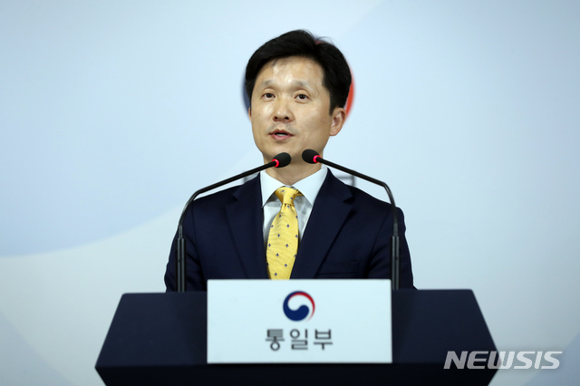 【서울=뉴시스】 이윤청 기자 = 이상민 통일부 대변인이 23일 서울 종로구 정부서울청사 브리핑룸에서 열린 금강산 남측 시설 철수 관련 통일부 브리핑에서 취재진의 질문에 답변하고 있다. 2019.10.23.&nbsp; radiohead@newsis.com