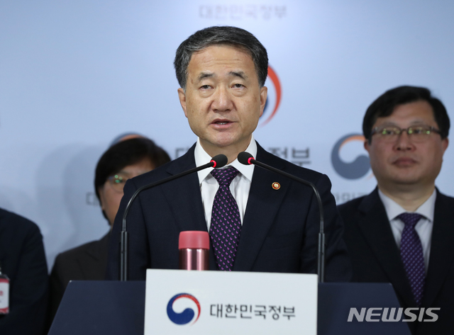 【서울=뉴시스】 이윤청 기자 = 박능후 보건복지부 장관이 23일 서울 종로구 정부서울청사 브리핑룸에서 액상형 전자담배 안전관리 위한 관계부처 합동 2차 대책을 발표하고 있다. 2019.10.23.&nbsp;&nbsp; radiohead@newsis.com