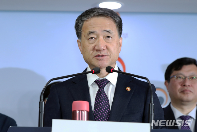 【서울=뉴시스】 이윤청 기자 = 박능후 보건복지부 장관이 23일 서울 종로구 정부서울청사 브리핑룸에서 액상형 전자담배 안전관리 위한 관계부처 합동 2차 대책을 발표하고 있다. 2019.10.23. radiohead@newsis.com