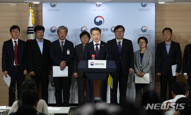 【서울=뉴시스】 이윤청 기자 = 박능후 보건복지부 장관이 23일 서울 종로구 정부서울청사 브리핑룸에서 액상형 전자담배 안전관리 위한 관계부처 합동 2차 대책을 발표하고 있다. 2019.10.23. radiohead@newsis.com
