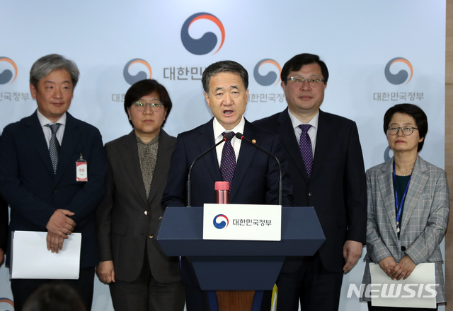 【서울=뉴시스】 이윤청 기자 = 박능후 보건복지부 장관이 23일 서울 종로구 정부서울청사 브리핑룸에서 액상형 전자담배 안전관리 위한 관계부처 합동 2차 대책을 발표하고 있다. 2019.10.23. radiohead@newsis.com