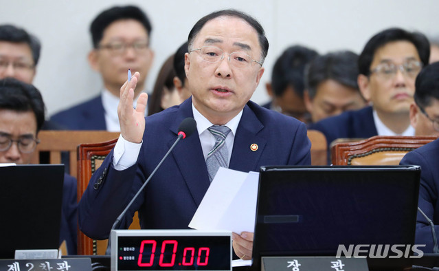 【서울=뉴시스】 장세영 기자 = 홍남기 경제부총리 겸 기획재정부 장관이 23일 오전 서울 여의도 국회에서 열린 기획재정위원회 소관 기획재정부, 국세청, 관세청, 조달청, 통계청 등 종합국정감사에 참석해 권선동 의원 질의에 답을 하고 있다. 2019.10.23. photothink@newsis.com