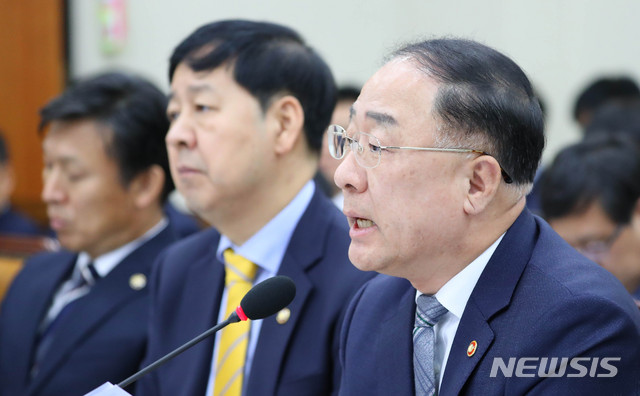 【서울=뉴시스】장세영 기자 = 홍남기 부총리 겸 기획재정부 장관이 23일 오전 국회에서 열린 기획재정위원회 소관 기획재정부, 국세청, 관세청, 조달청, 통계청 등 종합국정감사에 참석해 권선동 의원 질의에 답을 하고 있다. 2019.10.23. photothink@newsis.com