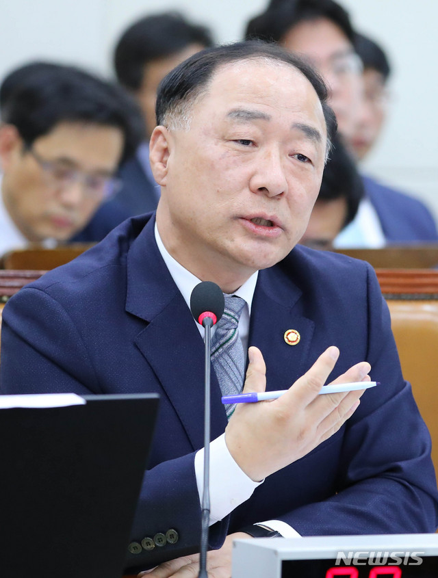 【서울=뉴시스】 장세영 기자 = 홍남기 경제부총리 겸 기획재정부 장관이 23일 오전 서울 여의도 국회에서 열린 기획재정위원회 소관 기획재정부, 국세청, 관세청, 조달청, 통계청 등 종합국정감사에 참석해 김광림 자유한국당 의원의 질의에 답하고 있다. 2019.10.23. photothink@newsis.com