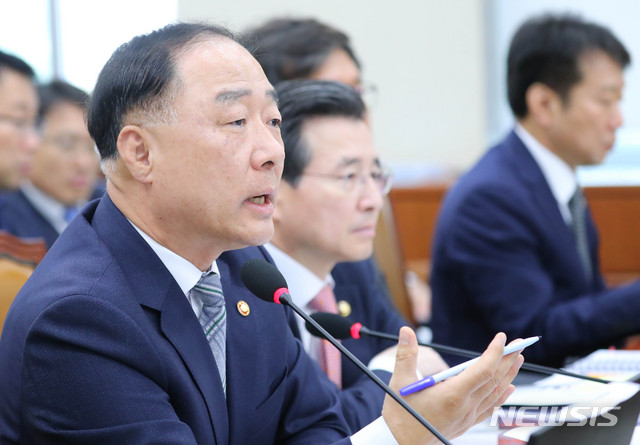 【서울=뉴시스】 장세영 기자 = 홍남기 (왼쪽)경제부총리 겸 기획재정부 장관이 23일 오전 서울 여의도 국회에서 열린 기획재정위원회 소관 기획재정부, 국세청, 관세청, 조달청, 통계청 등 종합국정감사에 참석해 김광림 자유한국당 의원의 질의에 답하고 있다. 2019.10.23.&nbsp; photothink@newsis.com