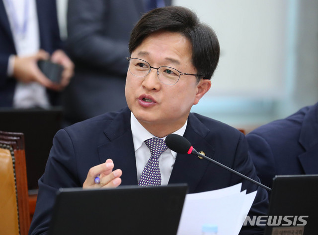 【서울=뉴시스】 장세영 기자 = 강병원 더불어민주당 의원이 23일 오전 서울 여의도 국회에서 열린 기획재정위원회 소관 기획재정부, 국세청, 관세청, 조달청, 통계청 등 종합국정감사에 참석해 질의를 하고 있다. 2019.10.23. photothink@newsis.com