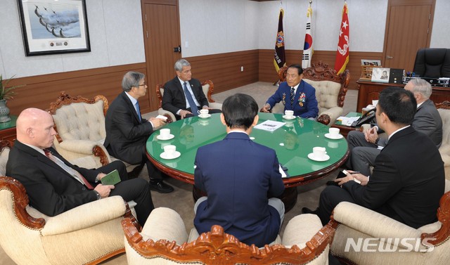 【서울=뉴시스】켈리 매키그 미국 유해발굴단장이 23일 서울 서초구 대한민국재향군인회를 방문해 김진호 향군 회장 및 관계자들과 면담하고 있다. 2019.10.23. (사진=향군 제공)&nbsp; photo@newsis.com