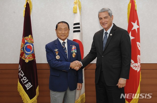 【서울=뉴시스】켈리 매키그 미국 유해발굴단장이 23일 서울 서초구 대한민국재향군인회를 방문해 김진호 향군 회장과 악수하고 있다. 2019.10.23. (사진=향군 제공) photo@newsis.com