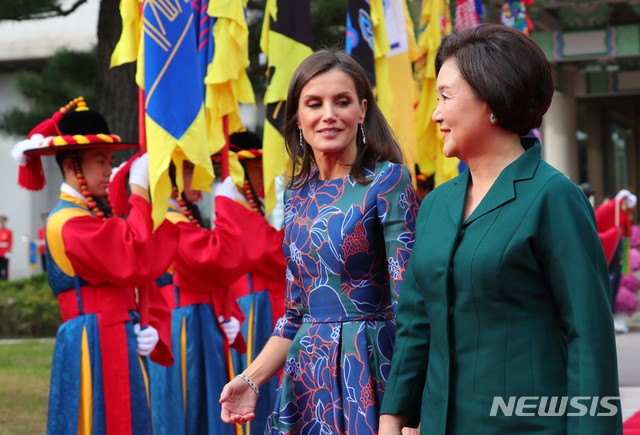 【서울=뉴시스】배훈식 기자 = 문재인 대통령 부인 김정숙 여사와 펠리페 6세 스페인 국왕의 부인 레티시아 오르티스 로카솔라노 왕비가 23일 청와대 대정원에서 열린 공식환영식에 입장하고 있다. 2019.10.23.  dahora83@newsis.com 