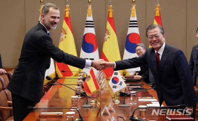 【서울=뉴시스】 박영태 기자 = 문재인 대통령이 23일 청와대 본관에서 펠리페 6세 스페인 국왕과 정상회담에 앞서 악수하고 있다. 2019.10.23.  since1999@newsis.com