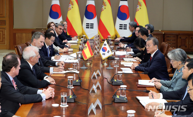 【서울=뉴시스】 박영태 기자 = 문재인 대통령이 23일 청와대 본관에서 펠리페 6세 스페인 국왕과 정상회담에서 인사말을 하고 있다. 2019.10.23.  since1999@newsis.com