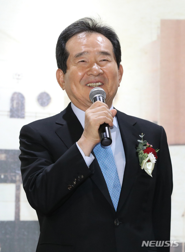 【서울=뉴시스】조수정 기자 = 한국영화 100주년을 기념해 개관한 23일 오후 서울 종로구 묘동 단성사 영화역사관에서 열린 개관식에서 더불어민주당 의원인 정세균 전 국회의장이 축사하고 있다. 2019.10.23.chocrystal@newsis.com