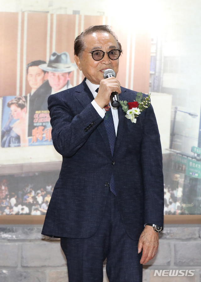 【서울=뉴시스】조수정 기자 = 한국영화 100주년을 기념해 개관한 23일 오후 서울 종로구 묘동 단성사 영화역사관에서 열린 개관식에서 배우 신영균이 축사하고 있다. 단성사는 1907년 설립된 한국 최초의 상설 영화관이다. 한국인이 제작한 최초의 영화 '의리적 구토'를 상영한 곳이기도 하다. 2016년 영안모자 계열사인 자일개발이 인수해 이름을 단성골드빌딩으로 바꿨다. 지하 공간에 1개 상영관과 영화역사관을 조성, 학생들의 교육공간으로 활용하기로 했다. 2019.10.23.chocrystal@newsis.com